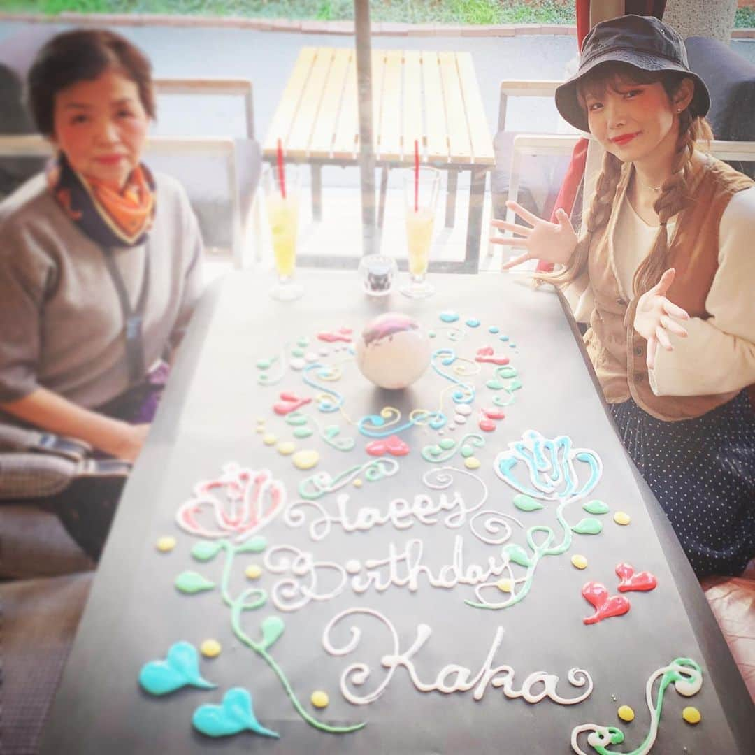 澁谷梓希さんのインスタグラム写真 - (澁谷梓希Instagram)「. 2/8 おばあちゃんのお誕生日だたので 遅くなったけどお祝いランチしてきた👏 . 場所は原宿にある 　@solomons_annex さんにて💐 . お花好きなおばあちゃんに このテーブルアートを見せてあげたくて 急遽さそったよ~~！おばあちゃん孝行。 . とても喜んでくれました😽 . コースランチっていいね👍」2月14日 0時51分 - azk_s811