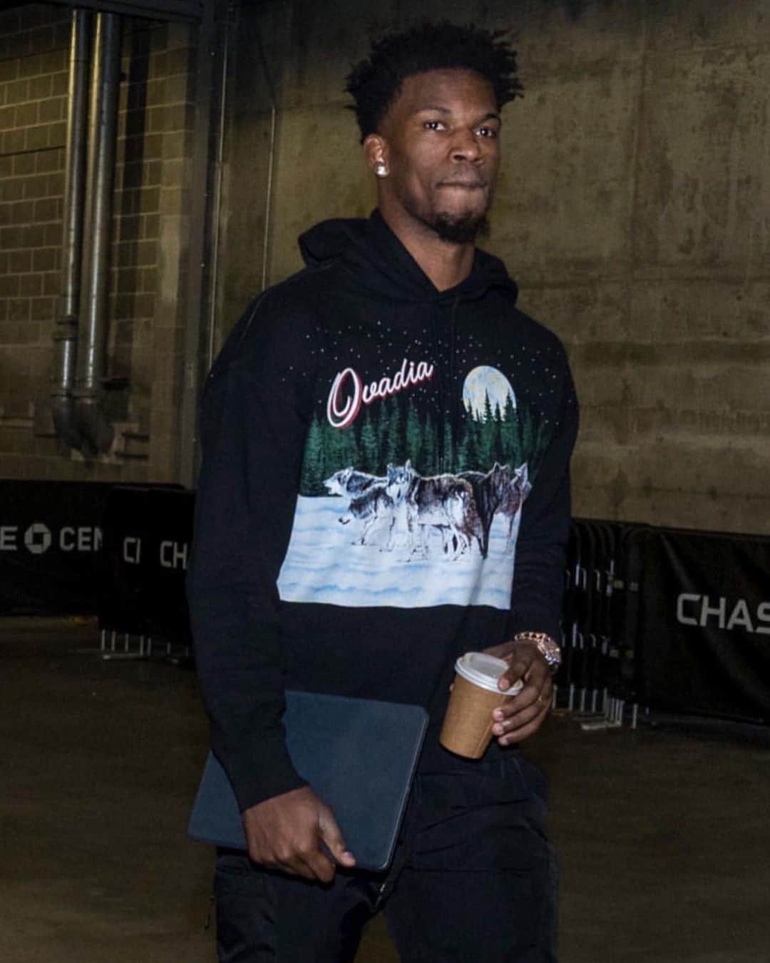 オバディア&サンズのインスタグラム：「@jimmybutler in the Oversized Wolves Hoodie.」