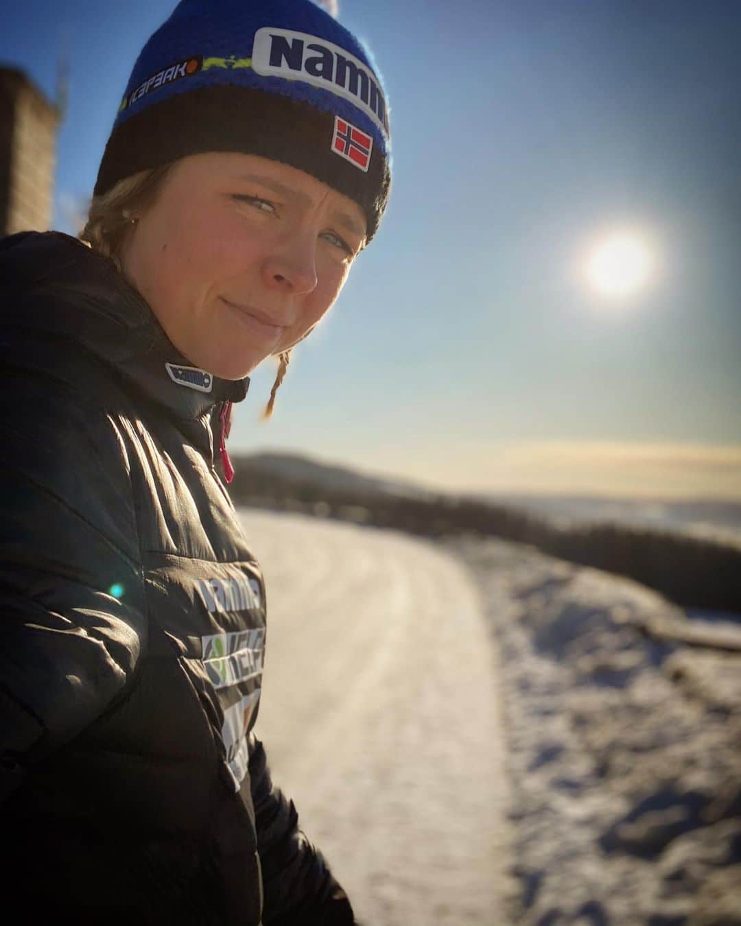 マーレン・ルンビのインスタグラム：「Kort dokumentasjon av dagens kontor☀️」