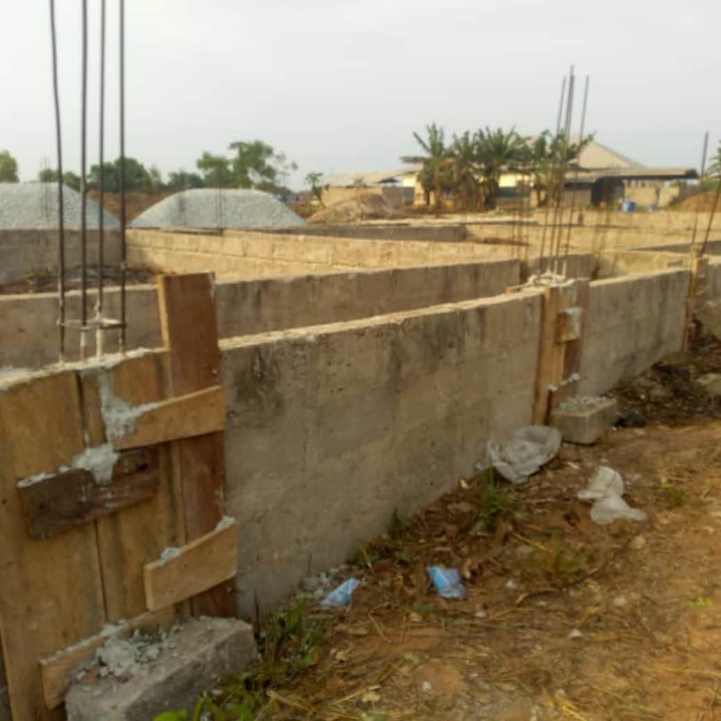クリスティアン・アツさんのインスタグラム写真 - (クリスティアン・アツInstagram)「It’s taking shape! We were able to continue with more of the school build this month. 🙏💪🏿 #BeckysHome #armsaroundthechild #ghana #senyaberaku」2月14日 1時15分 - chris_atsu