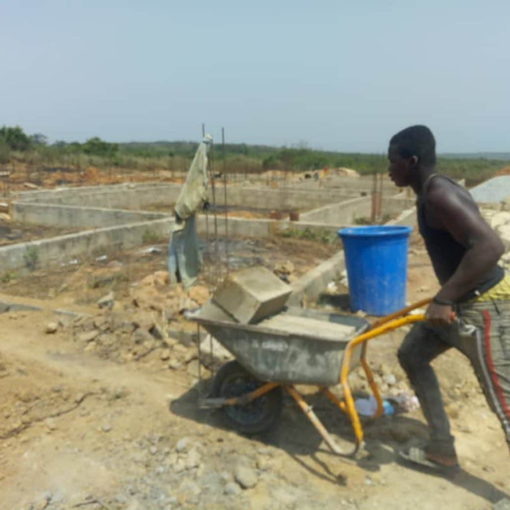 クリスティアン・アツのインスタグラム：「It’s taking shape! We were able to continue with more of the school build this month. 🙏💪🏿 #BeckysHome #armsaroundthechild #ghana #senyaberaku」