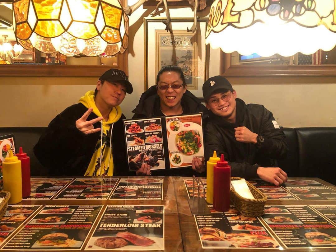 京口紘人のインスタグラム：「. . . 久しぶりの集まりでした🥀 . . TAK-ZくんにJUMBOさん🔥 . . 色々裏話などして楽しい時間でした！ . . 最前線でプレイヤーとして活躍してる人たちと時間を共にするとめちゃくちゃ刺激になるね✨ . . そしてここのお店に来たらいつも頼む赤身のステーキが美味すぎた。。。 . . 尾山台にある【パルメット】っていう店やから是非チェックしてね👌 . . #京口紘人 #tak_z #jumbomaatch #フリースタイルダンジョン #三代目モンスター #狂い咲きラガマフィン #rsc拳闘倶楽部」