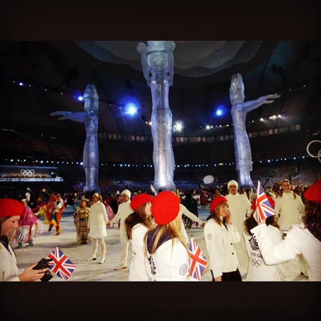 シネイド・ケアーさんのインスタグラム写真 - (シネイド・ケアーInstagram)「On the anniversary of the day we skated at #vancouverolympics 2010, I found some pre-iPhone/instagram pics of our opening ceremony🤓 some cameo appearances by @n_buckland @pennycoomes and the rest of the #teamgb Skating squad, as well as #shaunwhite and randomly #sandraoh who now stars in one of my fave shows Killing Eve!😎⛸ #olympics @johnkerrsk8er」2月14日 1時16分 - sineadskate