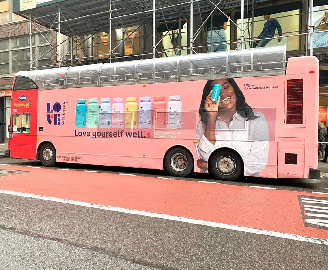 ロー・ボスワースさんのインスタグラム写真 - (ロー・ボスワースInstagram)「who run the world? girls! spotted our bus out in the wild on broadway @lovewellness #LoveYourselfWell」2月14日 1時41分 - lobosworth