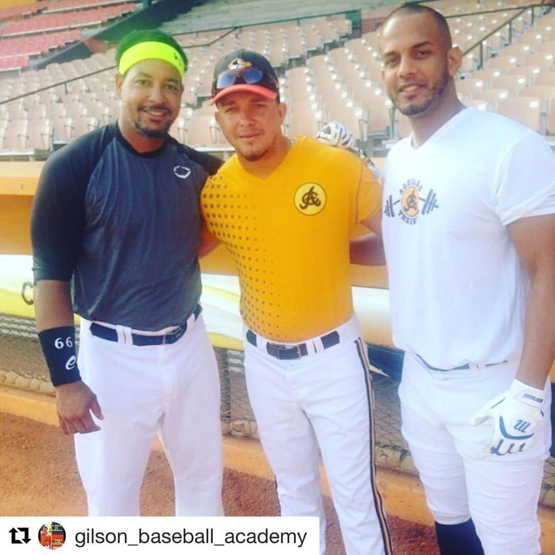 リカルド・ナニータのインスタグラム：「#Repost @gilson_baseball_academy with @get_repost ・・・ Tbt @rnanita3  dime rápido pompiaooo feooo 😂😂😂😂 ñiño @mannyramirez2499」