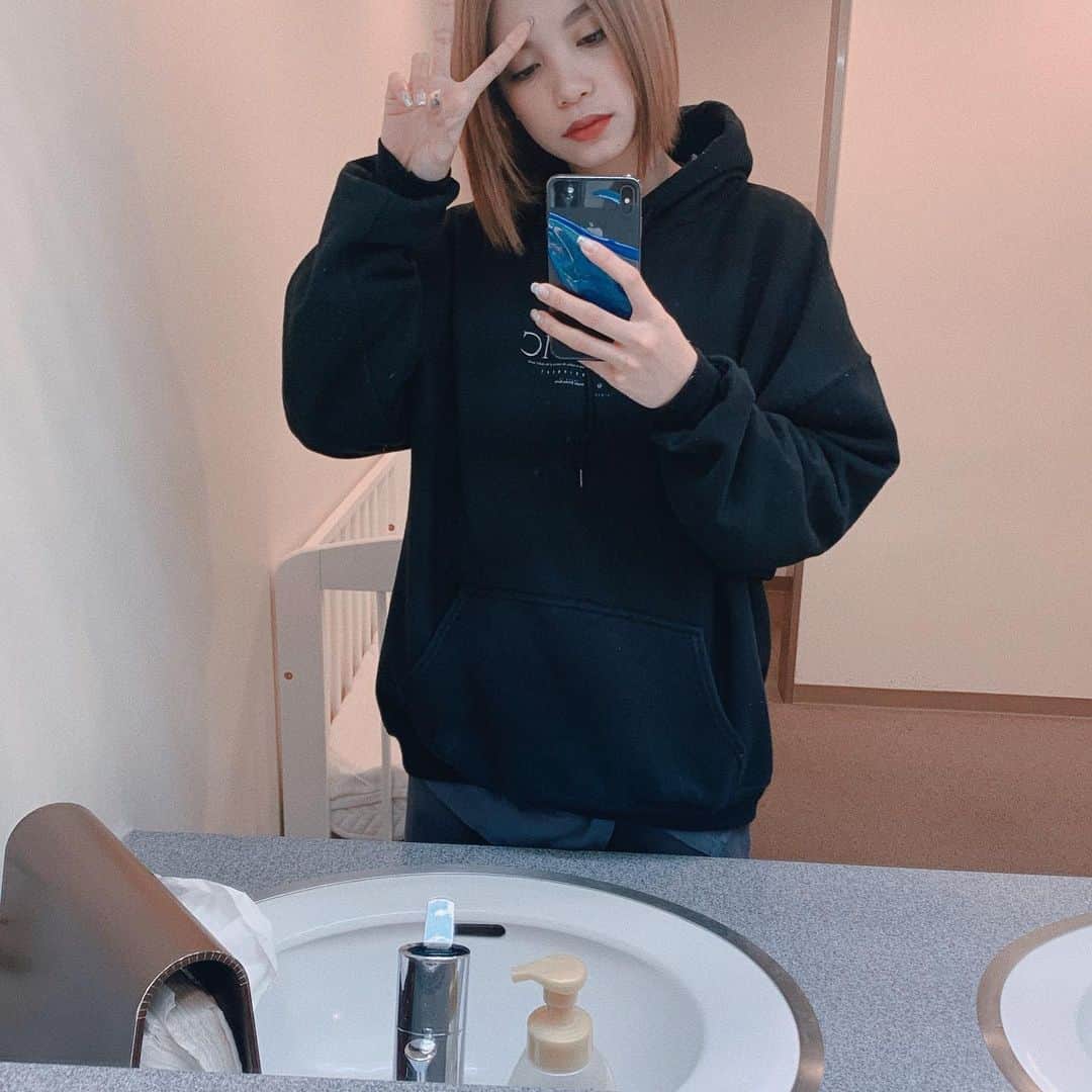 佐々木まゆのインスタグラム：「このパーカー可愛くてきやすいから一生着ちゃっててお気に入りなんだねって言われるようになってきちまった〜見えないけどねハッピーバレンタイン服がめちゃくちゃなのは作務衣を着た上にパーカーきたからだよ見えないけどねみんな早く寝な」