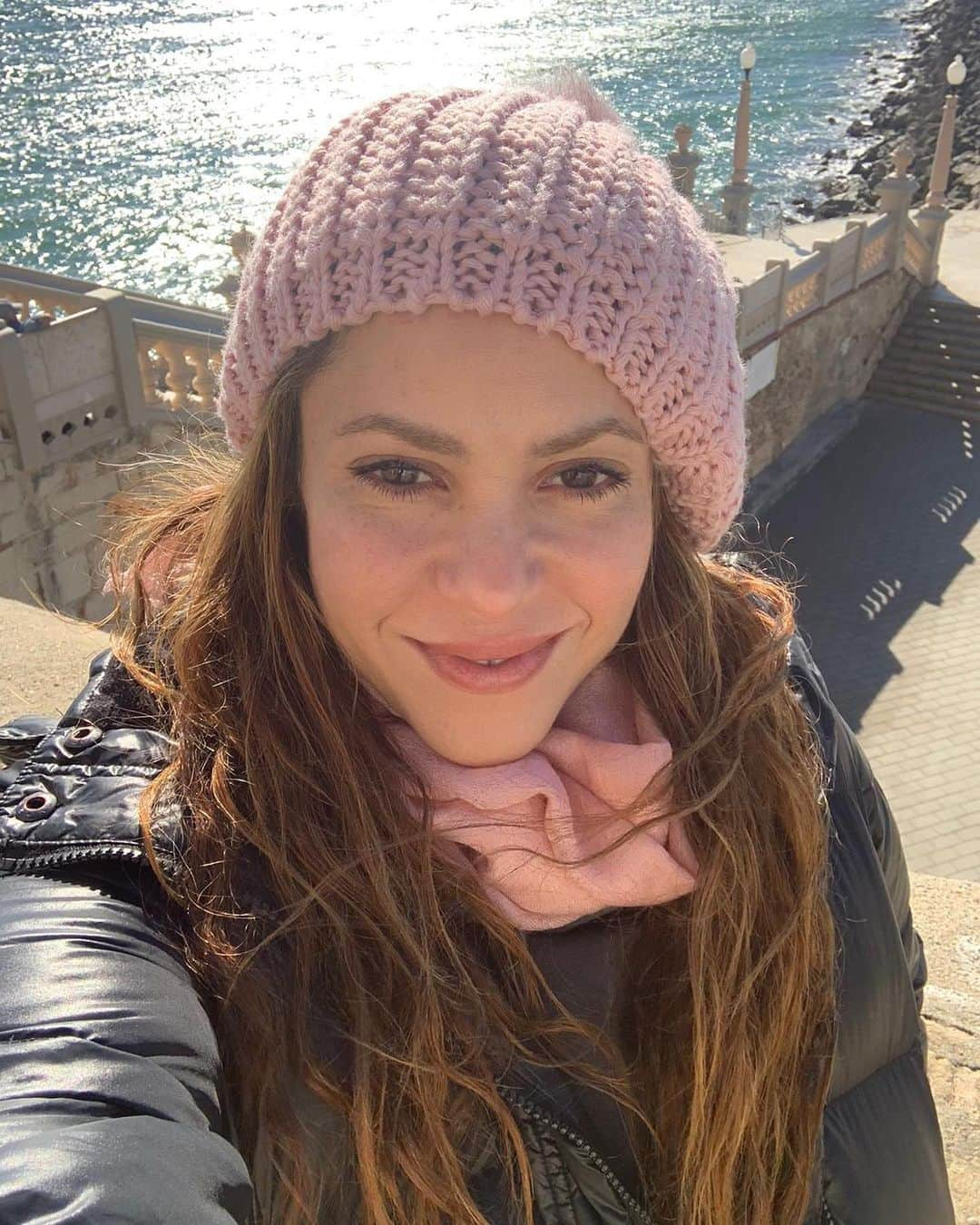 シャキーラさんのインスタグラム写真 - (シャキーラInstagram)「Pink hat under a blue sky. Gorro rosa bajo un cielo azul.」2月14日 1時47分 - shakira