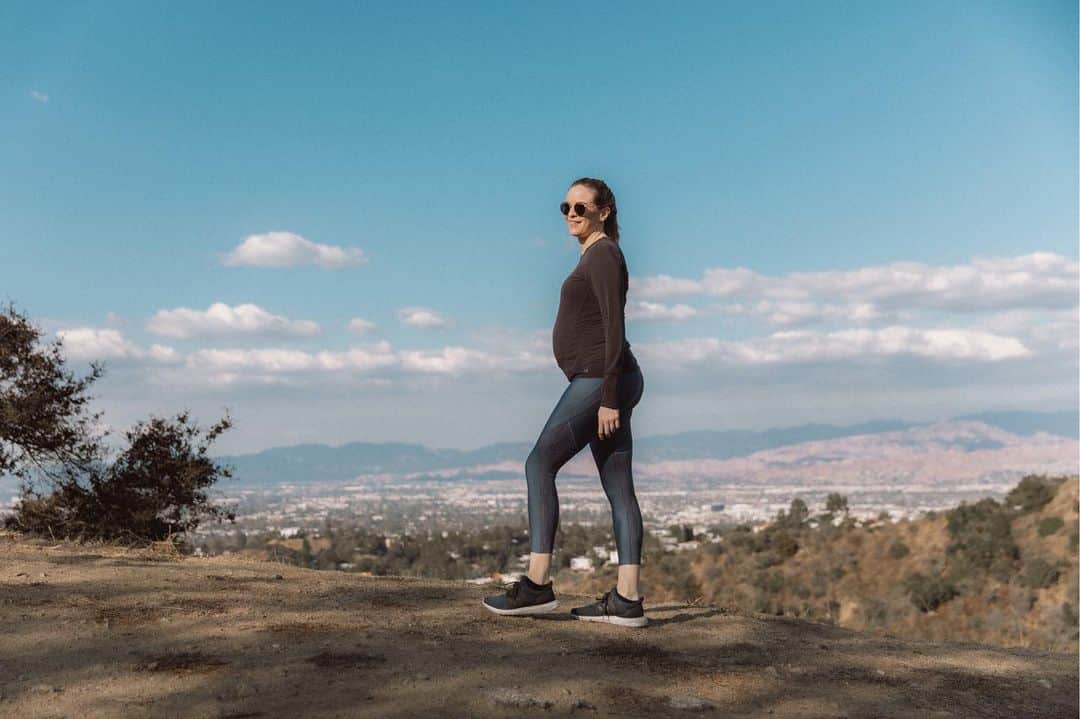 ダニエル・パナベイカーのインスタグラム：「I try to exercise every day - it’s good for my body but also good for my mental health 💪🏻」