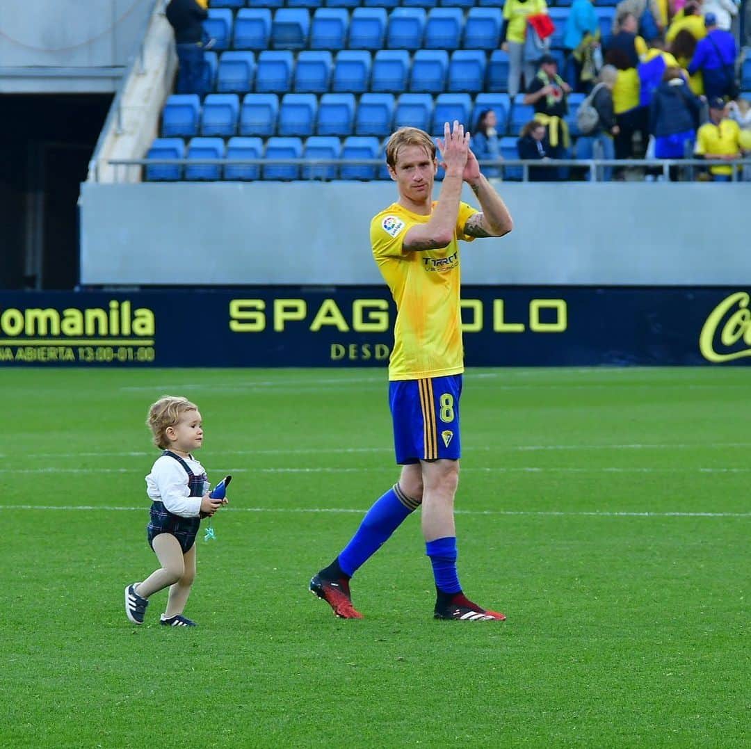 アレハンドロ・フェルナンデス・イグレシアスのインスタグラム：「Domingo jugamos en casa...💛💙」