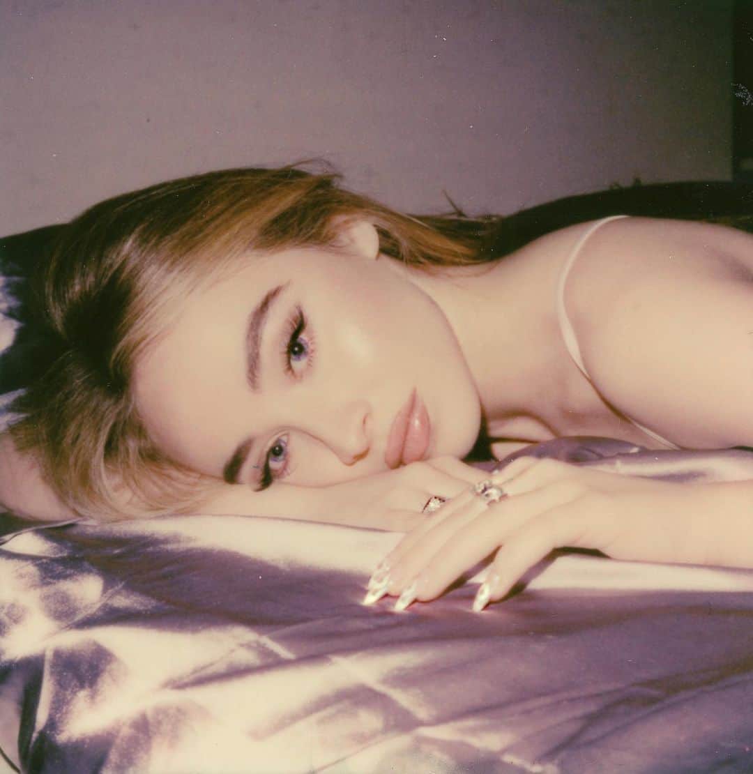 サブリナ・カーペンターのインスタグラム：「surprise,  my valentine to you. a song called  Honeymoon Fades drops tonight at midnight💌」