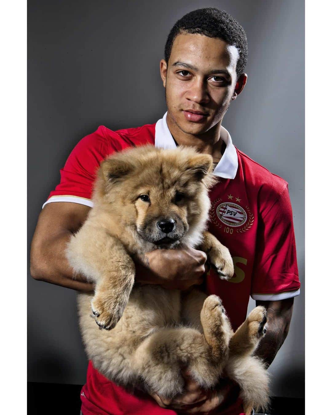 UEFAチャンピオンズリーグさんのインスタグラム写真 - (UEFAチャンピオンズリーグInstagram)「🦁 A lion with his dog ... Happy birthday, @memphisdepay!⁣ ⁣ #UCL #HBD」2月14日 2時04分 - championsleague