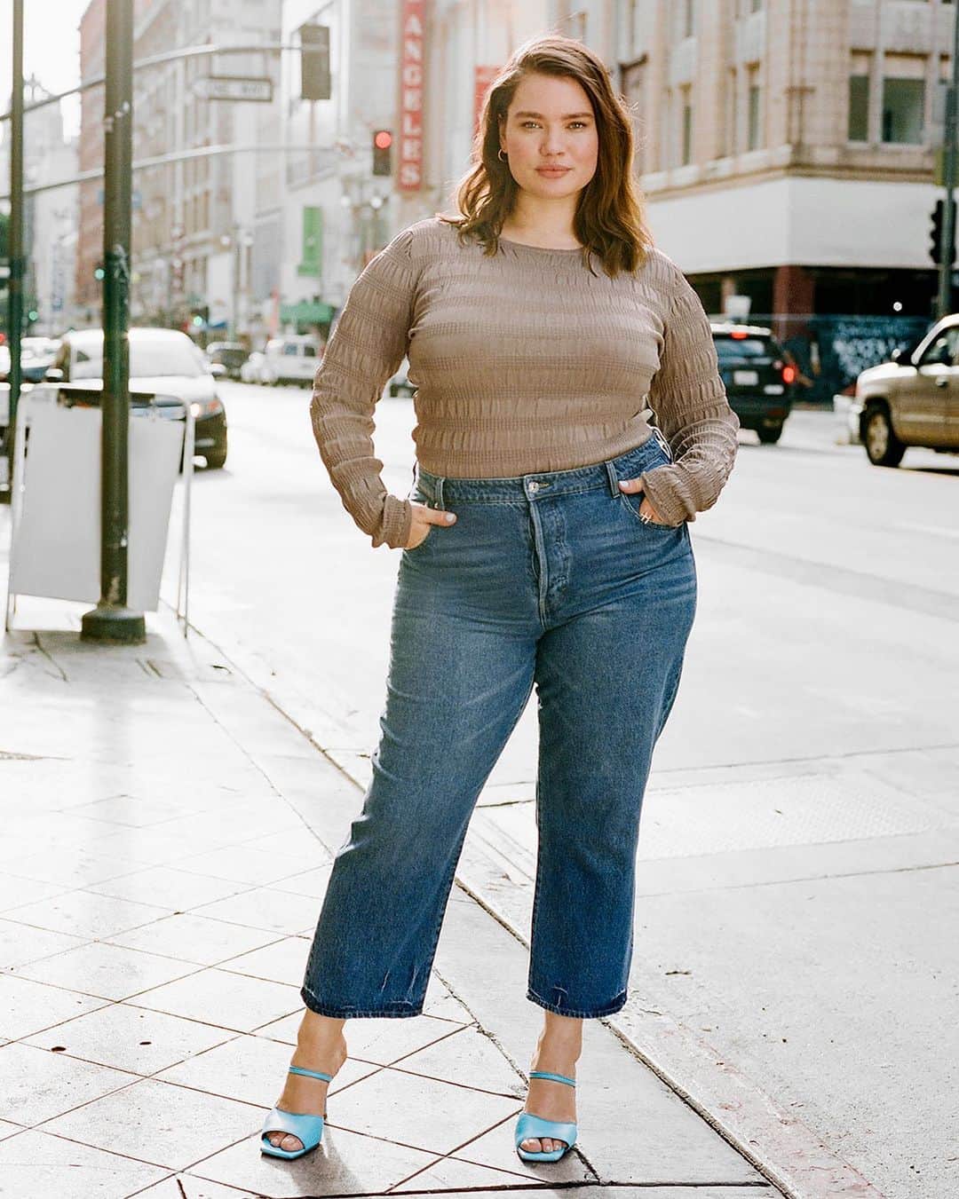 タラ・リンのインスタグラム：「Absolutely in 💙 with these cropped straight-fit jeans from @hm. How about you, @sonnyturner___. #HM #ad」