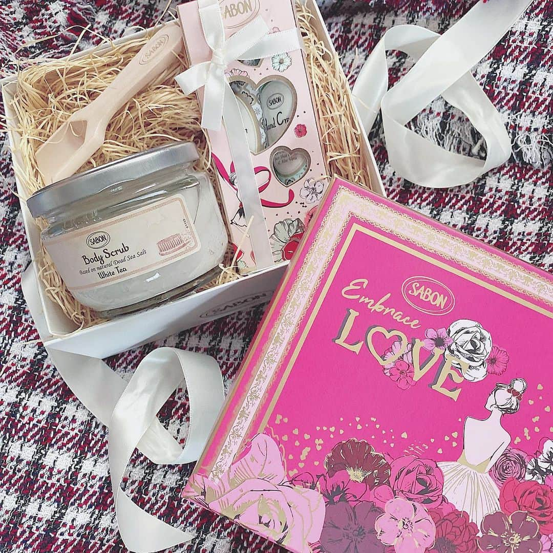 Licaさんのインスタグラム写真 - (LicaInstagram)「街に愛が溢れるバレンタインシーズンですね🍫❤️ . @sabon_japan の バレンタインギフトをget💘 . wihte tea collectionのボディスクラブとハンドクリームのセットだよ✨ . 陽だまりに包まれるような幸せな香りで、バスタイムがより一層至福なひと時になる🌸💕 . #sabonwhitetea#バレンタインsabon#sabonギフト#sabon#サボン#ボディスクラブ#ハンドクリーム#陽だまり#ボディケア#もち肌」2月13日 17時18分 - lica829