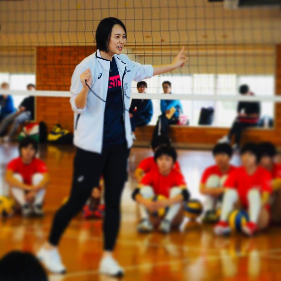 大山加奈さんのインスタグラム写真 - (大山加奈Instagram)「. . 今回の徳之島訪問では 小学生対象のバレー教室 中高生対象のバレー教室 島民のみなさん対象の講演会を 開催していただき、 そして亀徳保育園へも ふらっと立ち寄らせてもらい 老若男女たくさんの島民の方と ふれあうことができました‼︎ . . あたたかく歓迎していただき 感謝感謝です‼︎ . . たくさんの子供たちが バレーボールをしてくれているのが 本当に嬉しかったです‼︎‼︎ . . またみんなとバレーボールできると いいな‼︎‼︎ . . 徳之島のみなさま ありがとうございました😊‼︎‼︎ . . #徳之島 #バレーボール教室 #講演会」2月13日 17時24分 - kanaoyama0619