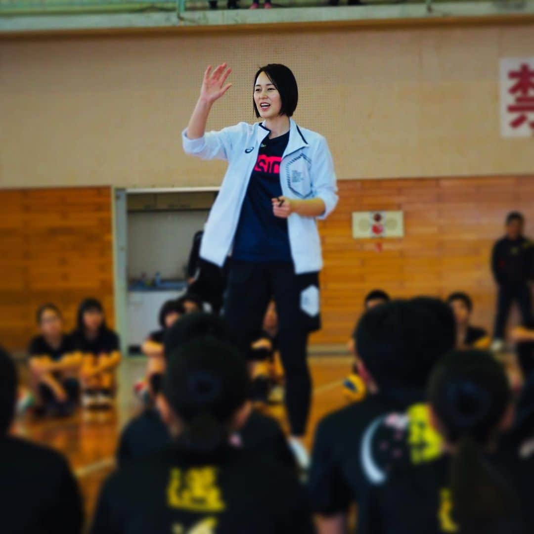 大山加奈さんのインスタグラム写真 - (大山加奈Instagram)「. . 今回の徳之島訪問では 小学生対象のバレー教室 中高生対象のバレー教室 島民のみなさん対象の講演会を 開催していただき、 そして亀徳保育園へも ふらっと立ち寄らせてもらい 老若男女たくさんの島民の方と ふれあうことができました‼︎ . . あたたかく歓迎していただき 感謝感謝です‼︎ . . たくさんの子供たちが バレーボールをしてくれているのが 本当に嬉しかったです‼︎‼︎ . . またみんなとバレーボールできると いいな‼︎‼︎ . . 徳之島のみなさま ありがとうございました😊‼︎‼︎ . . #徳之島 #バレーボール教室 #講演会」2月13日 17時24分 - kanaoyama0619