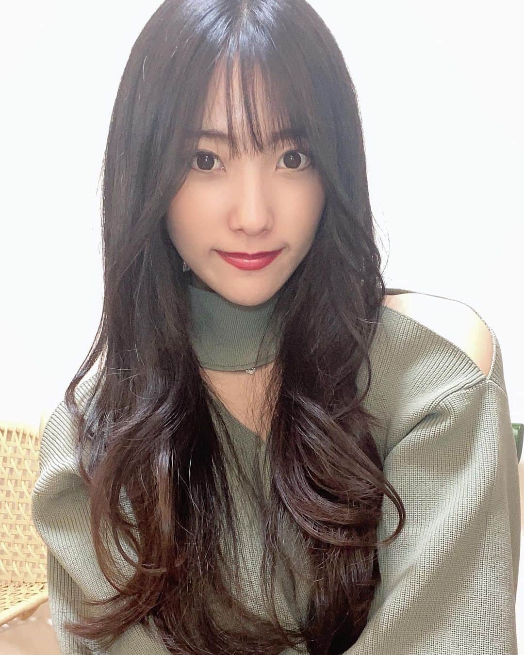 椿梨央のインスタグラム：「高校生ぶりに 前髪を切りました‼️ . . 私にとっては大きな決断です笑 . 高校生の時に前髪切って 周りから似合わないと言われ早5年。 . . クールでとっつきにくそうという イメージを晴らす為 柔らかい雰囲気作りをしました✨ . . お話しするとイメージ変わるんだねと よく言われました。 . その度に見た目の第一印象が 良くないのかなーと 少し悩みでもありました笑 . そんな事ないです‼️ みんなお話ししに来て下さい^^ 2020年新しい？髪型変えただけですが 椿梨央を宜しくお願い致します❤️ . . . . 後ほどカットしてくれた 美容師さん紹介します♪ 本当に素敵な髪型にしてくれました😂✨ #野球 #野球女子 #女子野球　#髪型 #ヘアスタイル #スタイルチェンジ #椿梨央」