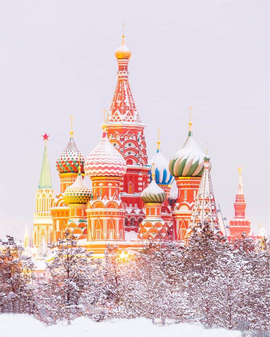 JALさんのインスタグラム写真 - (JALInstagram)「. The domes of St. Basil's Cathedral rise up like colored ice cream cones in the snow.  Equally as beautiful on the inside. #TogetherThisFebruary  銀世界に映える色鮮やかな#聖ワシリイ大聖堂 ❄️ 内部の華やかな装飾も見どころです✨ . . photo by @loic.lagarde Post your memories with #FlyJAL  #JapanAirlines #stbasilscathedral #russia #wintermagic」2月13日 17時30分 - japanairlines_jal