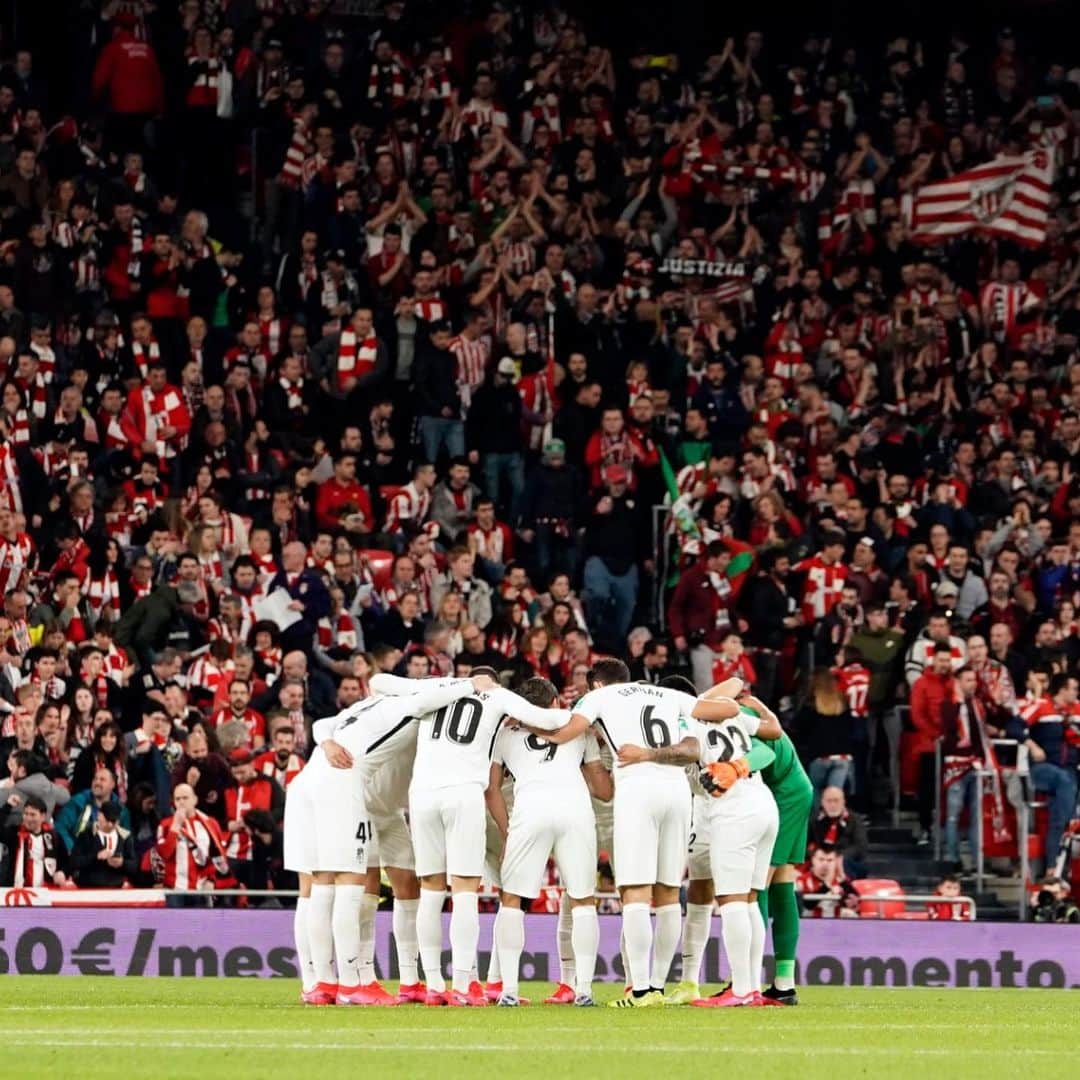ロベルト・ソルダードのインスタグラム：「Nadie dijo que fuera fácil. Pero este equipo lo entregará todo por este sueño 🔥🔥 Que  90 minutos quedan 🔥🔥 ¡Este sábado, nos vemos en casa!  #VamosmiGranada #EternaLucha 🔴⚪」