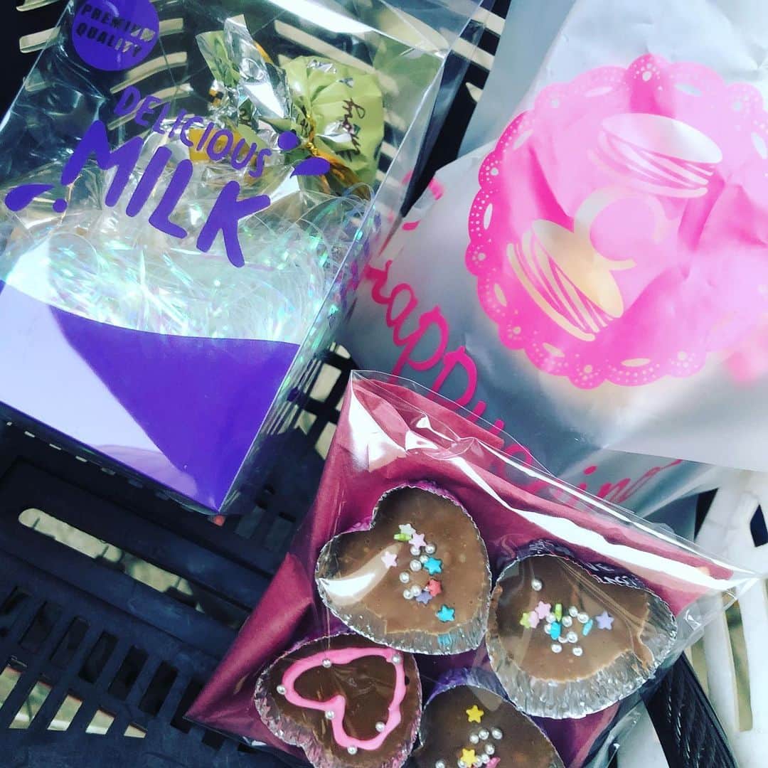 のインスタグラム：「がっちゃんの自転車のカゴの中にチョコ入ってた✨ 毎年同じお友達女子数人が友チョコ（？）くれるけど、がっちゃんはまだ全然そういうの興味なさ気で電車のみ😅💦 #バレンタイン」