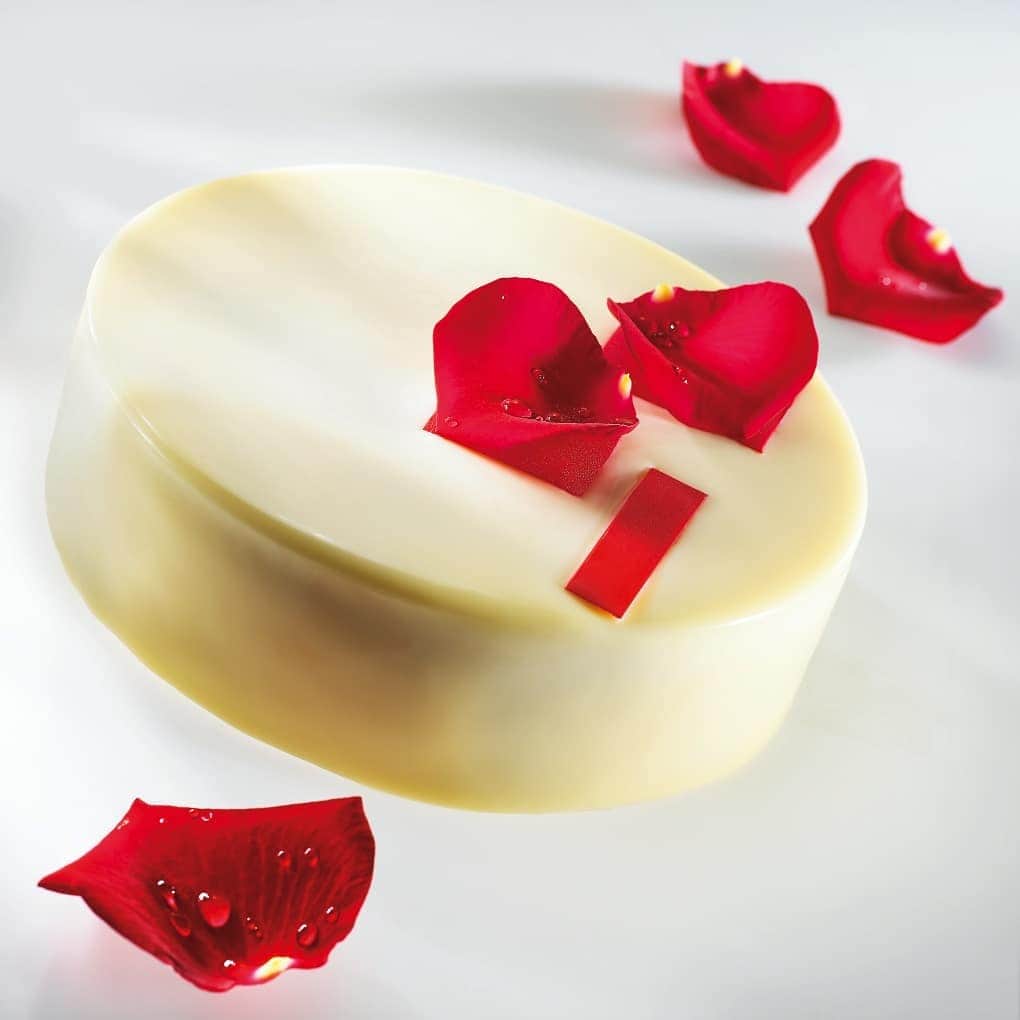 ショコラ de イースター by Valrhonaのインスタグラム：「明日はバレンタイン。皆さまはどなたとお過ごしになりますか。  フランスでは、バレンタインは夫婦や恋人が「愛」を確認し、お互いに「感謝」する日です。チョコレートを使って、パートナーだけでなく、友人や家族など、大切な方に「愛」と「感謝」を込めて贈りましょう。  #ヴァローナ #ヴァローナジャポン #エコールヴァローナ東京 #パティシエ #パティスリー #チョコレート #ショコラ #ショコラティエ #バレンタイン #バレンタインデー #バレンタイン2020 #手作りバレンタイン #ホームベーキング　#ブラウニー #チョコレートケーキ #フォンダンショコラ #ボンボンショコラ #Valrhona #valrhonajapon #ecolevalrhona #ecolevalrhonatokyo  #chef #pastrychef #chocolat  #chocolate #valentine #handmadechocolate #chocolatecake #valentinechocolate #patisserie」