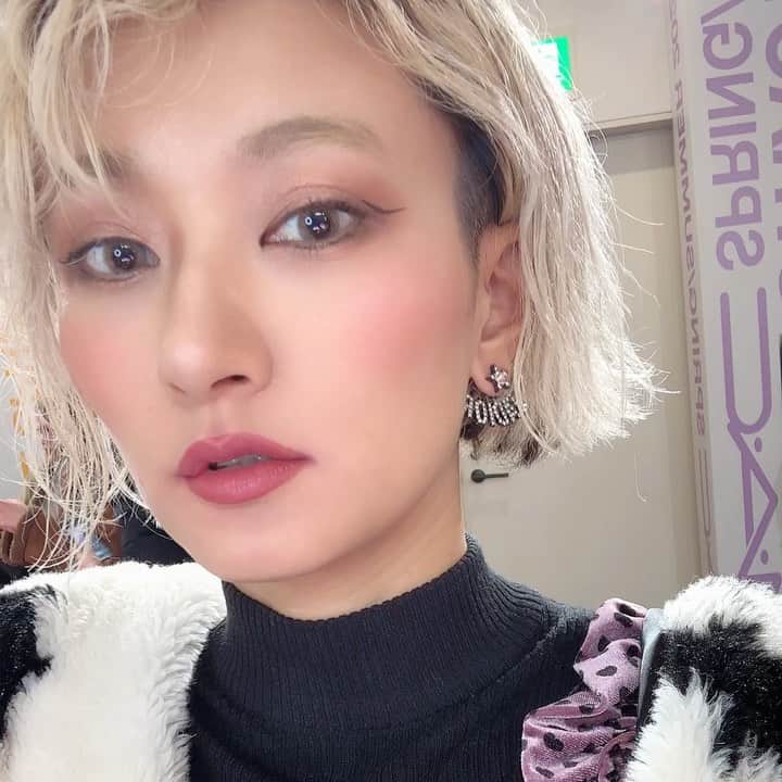 のインスタグラム：「@maccosmeticsjapan さんのSS20の新作発表会へ！ タッチアップでも使用してもらった　#extradimensionskinfinish が最高に3Dの仕上がりにしてくれる‼️😃❤️ 冬も終わるしガッチリカバー力も大事だけどライトフルCの軽さも春夏にはぴったりだよね😙 こないだ海外に行って日焼けしてMACのファンデカラーNC35 にまで上がってたけど先日　@yagbeauty_official さんでピーリングとレーザートーニングしたからNC25まで一気に戻りました🥺‼️❤️❤️ @yagbeauty_official さんリピートする理由わかるでしょ？🥺❤️ くすみも減るから肌状態💯化粧ノリも良くなってくの🙆‍♀️🙆‍♀️❤️ 中川のお肌の秘密🤫💕💫」