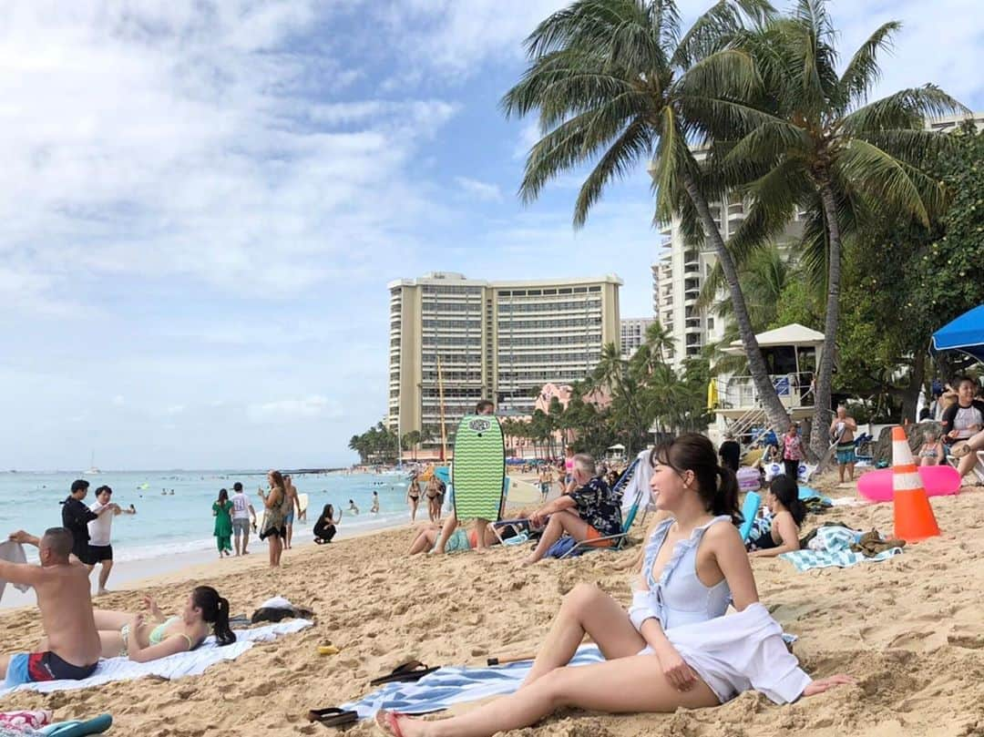 津田麻莉奈さんのインスタグラム写真 - (津田麻莉奈Instagram)「嬉しそうにわろてるわ😊🌴✨ ⁑ ⁑ ⁑ ⁑ ⁑ ⁑ ⁑ ⁑ ⁑ ⁑ #旅の思い出 #trip #triptohawaii #hawaii #waikiki  #waikikibeach  #allhawaiijp  #girlstrip #vacation  #ハワイ #ワイキキ　 #ビーチ #海#水着　 #ハワイ旅行 #海外旅行　 #まりなる #津田麻莉奈」2月13日 17時35分 - tsudamarinal