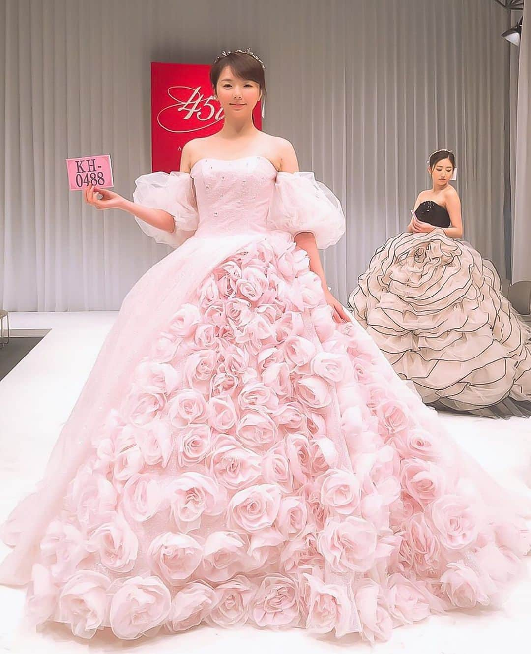 ♡プラコレWedding·⋆*さんのインスタグラム写真 - (♡プラコレWedding·⋆*Instagram)「@placolewedding【#Dressy花嫁 】【#プラコレ】をつけて投稿&フォローしてね♩ . 注目の Dressy記事をPick UP ♥ >>>swipeしてね* . KIYOKO HATA [@kiyoko_hata]さんの 新作ドレスの展示会へ行ってきました💕 最新のトレンドを取り入れつつも、 その洗練されたきめ細やかなデザインが 世界中で人気なブランド。 >カバーは、薔薇モチーフが とっても素敵な1着＊ 今季、花嫁さまにとっても 人気なパフスリーブも ワンポイントになっていますよね♡ 2枚目以降もとっても 素敵なウェディングドレスばかりなので ぜひチェックしてみてくださいね✨ . -: :-: :-: :-: :-: :-: :-: :-: :-: . こちらのお写真は すべて KIYOKO HATA [@kiyoko_hata]さんの  ウェディングドレスです✬* 可愛いお写真をありがとうございます♡ -: :-: :-: :-: :-: :-: :-: :-: :-: . 記事もcheckしてね* >>http://bit.ly/2SHeSEJ Editor:*miki* . 『#Dressy花嫁』『#プラコレ』の ハッシュタグをつけて写真をUPしてね✦ 花嫁アプリ『Dressy by プラコレ』の 記事に掲載＆リグラムされるかも♩ . -: :-: :-: :-: :-: :-: :-: :-: :-: . 花嫁アプリでは、 プロのアドバイザーに結婚式の相談を何度でも♡ ウェディングドレスの記事や、 自分のウェディングレポを残せちゃう♡” . ＞＞＞TOPのURLからcheck ⋈ @placolewedding ＞＞＞結婚のご相談は プラコレウェディングアドバイザーへ♡ @wedding_adviser ＞＞＞ウェディングレポを残したいなら、 farny by プラコレをcheck ✎ @farny_wedding ＞＞＞ウェディングアイテム＆DIYは farnyアイテムをcheck ❁ @farny_wd.item >>>沖縄フォトウェディングの予約は ainowa(あいのわ)をcheck✈ @ainowa_okinawa >>>素敵なドレスに出会いたい花嫁さま♡ @dressyonline_をcheck . みなさまからのいいねや保存 コメントをお待ちしています♥ 「このウェディングドレス可愛い！」 「ヘアスタイルも気になる！！」 「今の花嫁さんの流行りは！？」etc. . ┈┈┈┈┈┈┈┈┈┈┈┈┈┈┈┈┈┈┈ #プレ花嫁 #卒花 #花嫁 #卒花嫁 #結婚 #結婚式 #結婚準備 #花嫁準備 #撮影指示書 #weddingtbt #weddingdress #運命の一着 #花嫁コーディネート #試着レポ #farnyレポ #前撮り#後撮り #新作ドレス #キヨコハタ #展示会 #パフスリーブ #袖付きドレス #グリッター #グリッタードレス #花嫁コーディネート #パステルカラー #プリンセスライン #花柄ドレス #フラワーデザイン」2月13日 17時35分 - placole_dressy