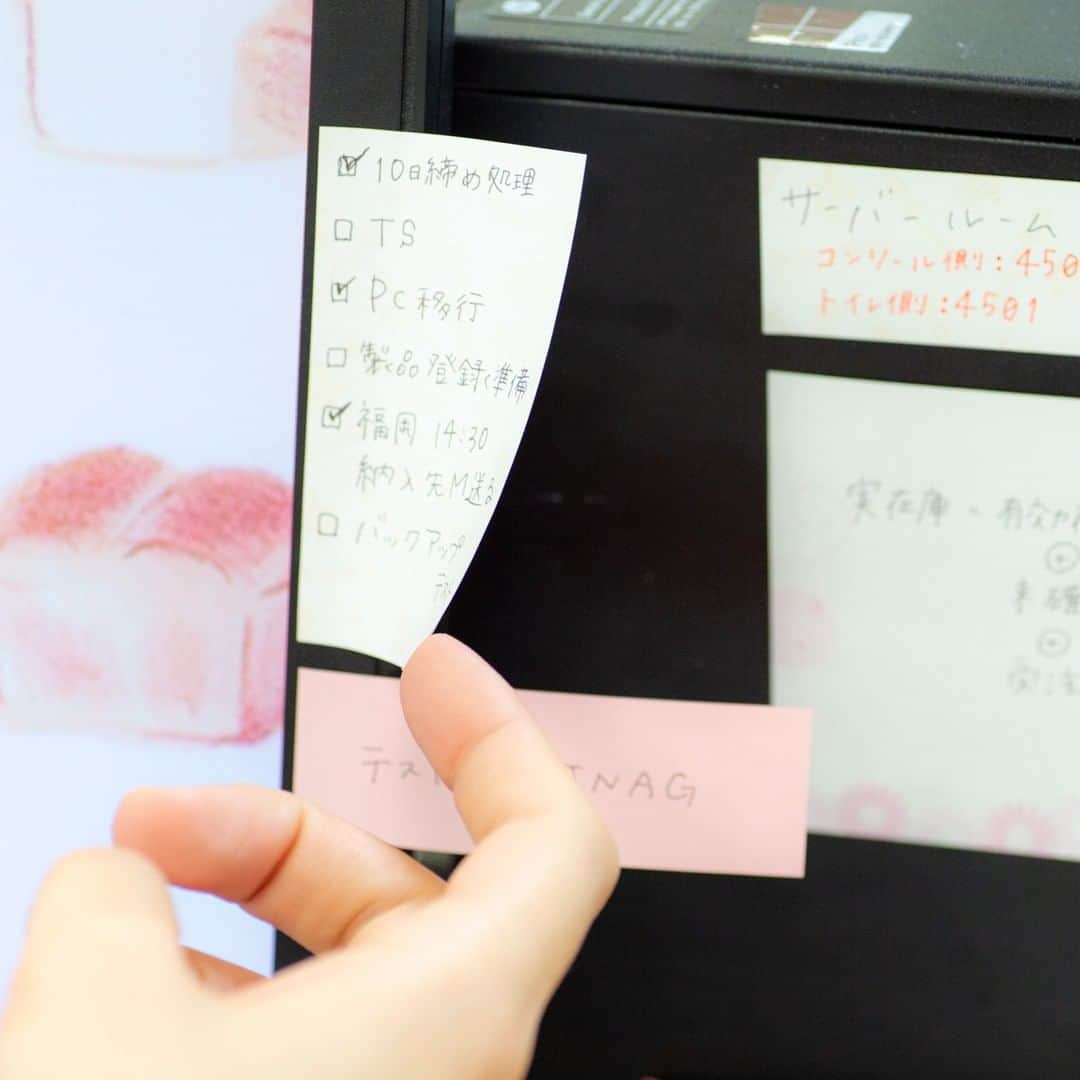 トンボ鉛筆さんのインスタグラム写真 - (トンボ鉛筆Instagram)「#トンボ社員の愛用品　第９回は、入社３年目のキラキラ女子しおりちゃん📝 社内の情報システムまわりを担当する部署に所属しています✨ 愛用品は初めて登場するテープのり！ 「ピットエッグ(タックテープ)」を使っていろんな紙を付箋化していました！ 。。。。。。。。。 デスクまわりにぺたぺたと貼ってある付箋。これは貼ってはがせるテープのり「タックテープ」で作っています！ もともとPC周りは温度が高くなってしまい普通の付箋がくっつきにくい気がするのと、付箋よりさらに大きなメモ帳やカレンダーなども貼っておきたいので、ピットタックで付箋化するようになりました。 紙の自由さだけでなく、のり付け箇所が自由自在なところも便利です🙆‍♀️ 例えばカレンダーは全面しっかり貼って、今日だけ見たいメモはディスプレイの横に貼れるようにしたり、テープを引く場所でアレンジができます💡 。。。。。。。。 付箋を使うようになったのは入社してから？と聞いたところ「わりと家のなかも付箋だらけです😂」とのこと😂  さらに趣味の御朱印集めでの便利情報ももらいました💡 御朱印帳を持ち歩くと重たくて荷物になるので、旅先では御朱印の紙だけをもらい、帰ってきてから「ピットリトライC」で御朱印帳に貼っているそうです。(写真４枚目下) リトライなら1分間貼り直しができるので、絶対に失敗したくない大事な御朱印帳にもオススメとのことでした✨ 。。。。。。。。。 デスク周り以外にもノート作りに活用できる「ピットエッグ（タックテープ）」 ぜひ色々な紙を付箋化してみてください🙆‍♀️✨ 今後も様々な #トンボ社員の愛用品 をご紹介していきますので、お楽しみに〜 . . . #トンボ鉛筆 #文房具 #文房具 #文具好き #文房具好き  #文房具好きな人と繋がりたい #stationery #stationerylove #stationerylover #tombowpencil #stationerydesign #stationeryaddict #文房具好きな人と繋がりたい #ぶんぼうぐ #文房具好き #文具好きさんと繋がりたい #筆箱の中身 #トンボ社員の愛用品 #文具メーカー社員の愛用品」2月13日 17時48分 - tombowpencil