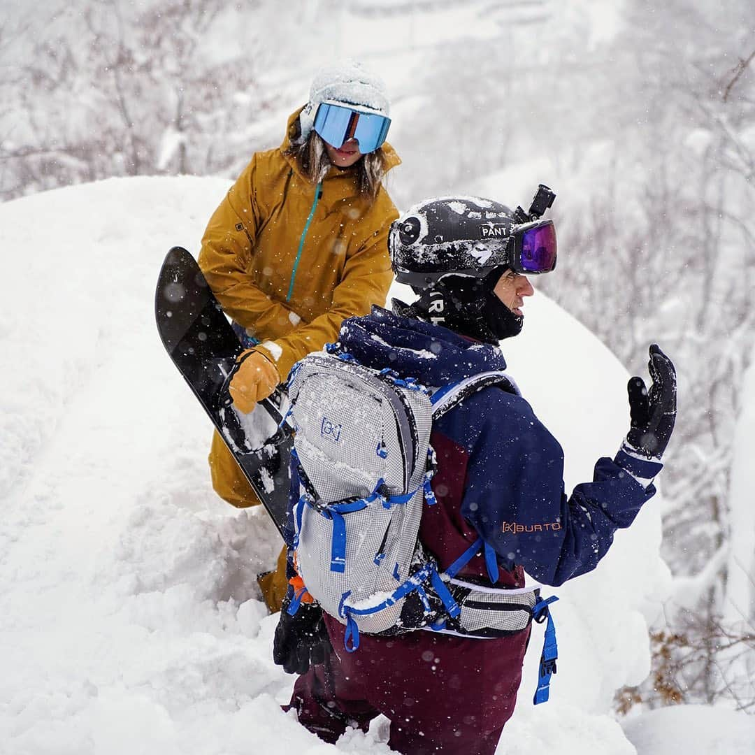 Burton Japanさんのインスタグラム写真 - (Burton JapanInstagram)「登るときも飛ぶときも、体にピッタリとフィットするバックパックが必要不可欠。 #Winter2020Burton」2月13日 17時49分 - burtonjapan