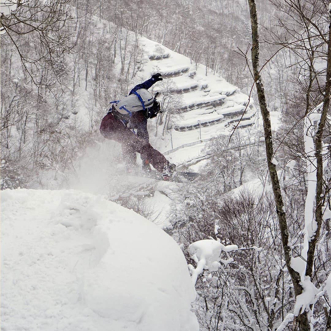 Burton Japanさんのインスタグラム写真 - (Burton JapanInstagram)「登るときも飛ぶときも、体にピッタリとフィットするバックパックが必要不可欠。 #Winter2020Burton」2月13日 17時49分 - burtonjapan