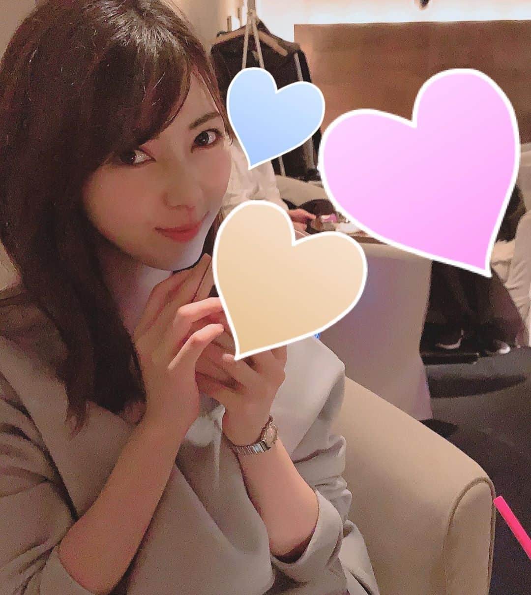 川又智菜美のインスタグラム：「🌸😊﻿ ﻿ 前回の投稿で沢山のバースデーメッセージ﻿ ありがとうございました💓﻿ とても嬉しかったです😆⭐️﻿ ﻿ さて、日中は少しずつ暖かさを感じるように﻿ なってきましたね☺️✨﻿ ﻿ 外でテニスをしていても日の当たる間は﻿ すぐに身体があたたまるようになりました🎾﻿ ﻿ 暖かくなるのは嬉しいのですが﻿ 花粉がちょっと心配😢﻿ ﻿ 花粉症デビューするまで﻿ 一番好きな季節は春でした🌸﻿ ﻿ #今でももちろん大好きな春﻿ #花粉症奇跡的に治らないかなぁ😂﻿ #写真はなぜか得意顔😂﻿ #セントフォース #アナウンサー #川又智菜美」