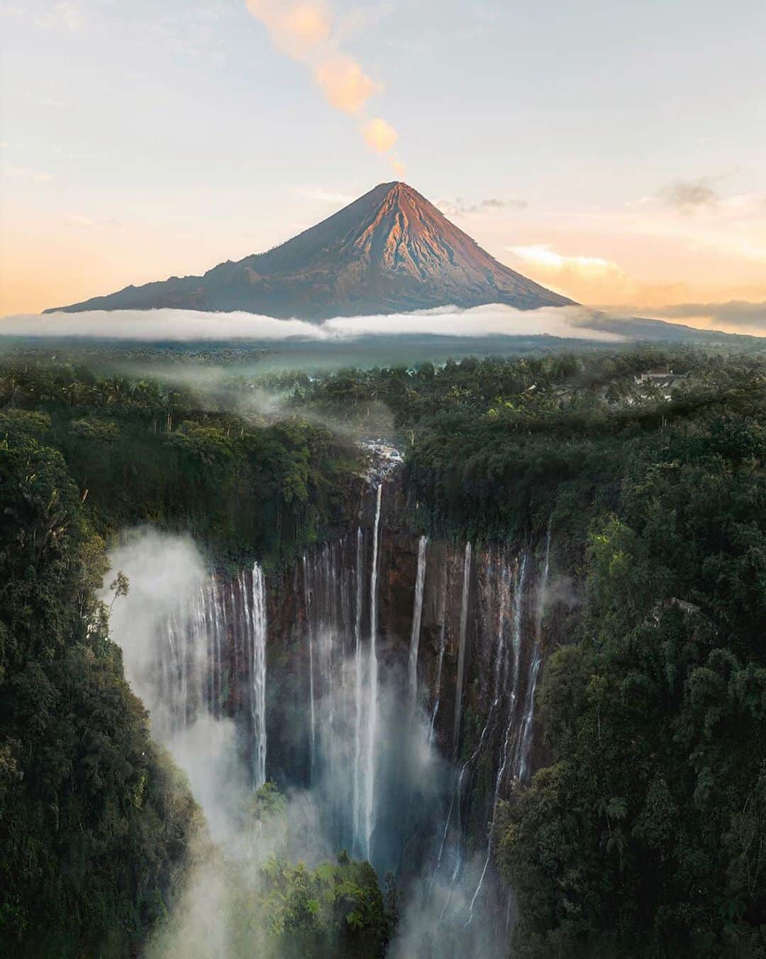 Earth Picsさんのインスタグラム写真 - (Earth PicsInstagram)「The very first light of the day hitting Semeru as it sits looming behind Tumpak Sewu. @malthezimakoff」2月13日 17時52分 - earthpix