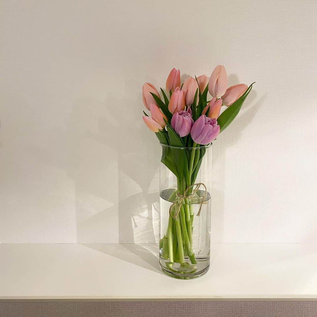 のインスタグラム：「色合いが絶妙🌷 一緒に遊びに来てくれました♡ お部屋の中がぱっと明るくなった ・ #花束 #チューリップ」