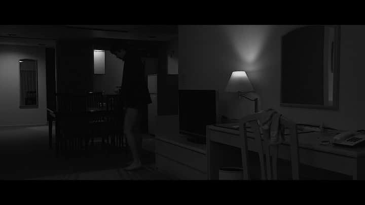 秋元龍太朗のインスタグラム：「五分程の映像を仲間たちと。 「モルモット　CHAPTER.5」  秋元龍太朗　中山雄斗  撮影　寺本慎太郎 録音　五十嵐猛吏 撮影助手　伊藤ゆきの 美術　田平一真 グラフィックデザイン　阪本太綱  監督・脚本　柳田紘  フルver. https://youtu.be/OYOLNAdiWzU」