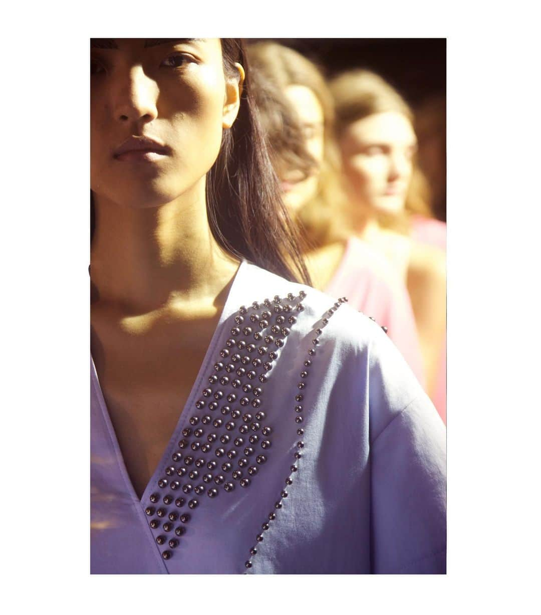 セドリック シャルリエさんのインスタグラム写真 - (セドリック シャルリエInstagram)「From the archives : embroidered look from our Spring/summer 2016 ! #ss16 #show #cedriccharlier」2月13日 17時55分 - cedriccharlierofficial