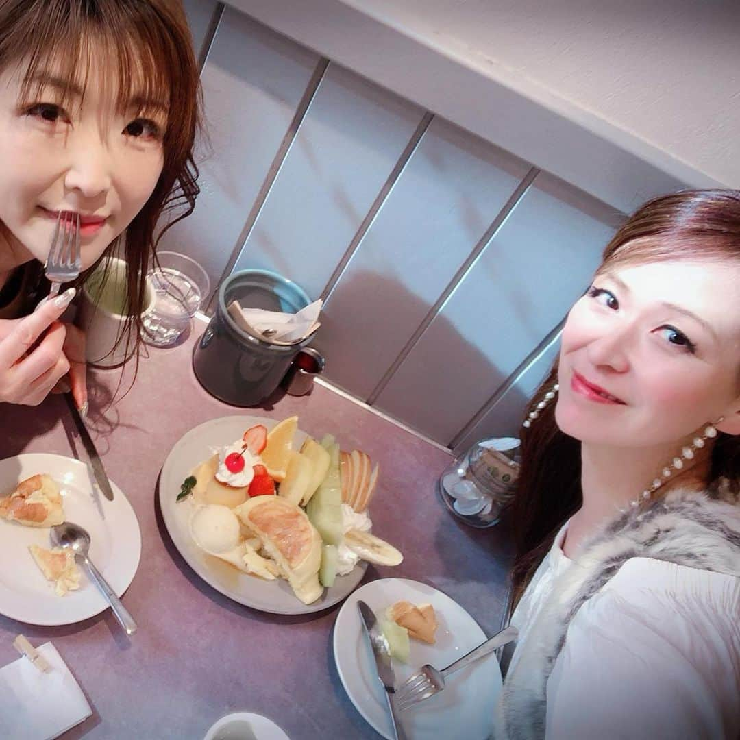 里井真由美さんのインスタグラム写真 - (里井真由美Instagram)「🍮🥞🍓 プリン アラモード パンケーキ ・ ・ 定番スイーツの掛け合わせって、テンションあがる〜❤️ プリンはややかため♪ ぷるぷるパンケーキ🥞 ・ ・ #パンケーキ#プリンアラモード#いちご#フリッパーズ #自由が丘#スイーツ  #栗#和栗#栗スイーツ#モンブラン#モンブラン巡り#和栗のモンブラン#フランス栗 #里井真由美 #さといいね#栗スイーツ#デパ地下#ホテルスイーツ#デパ地下スイーツ#ホテル#ありが糖運動#まゆログ#フードジャーナリスト里井真由美」2月13日 18時07分 - mayumi.satoi