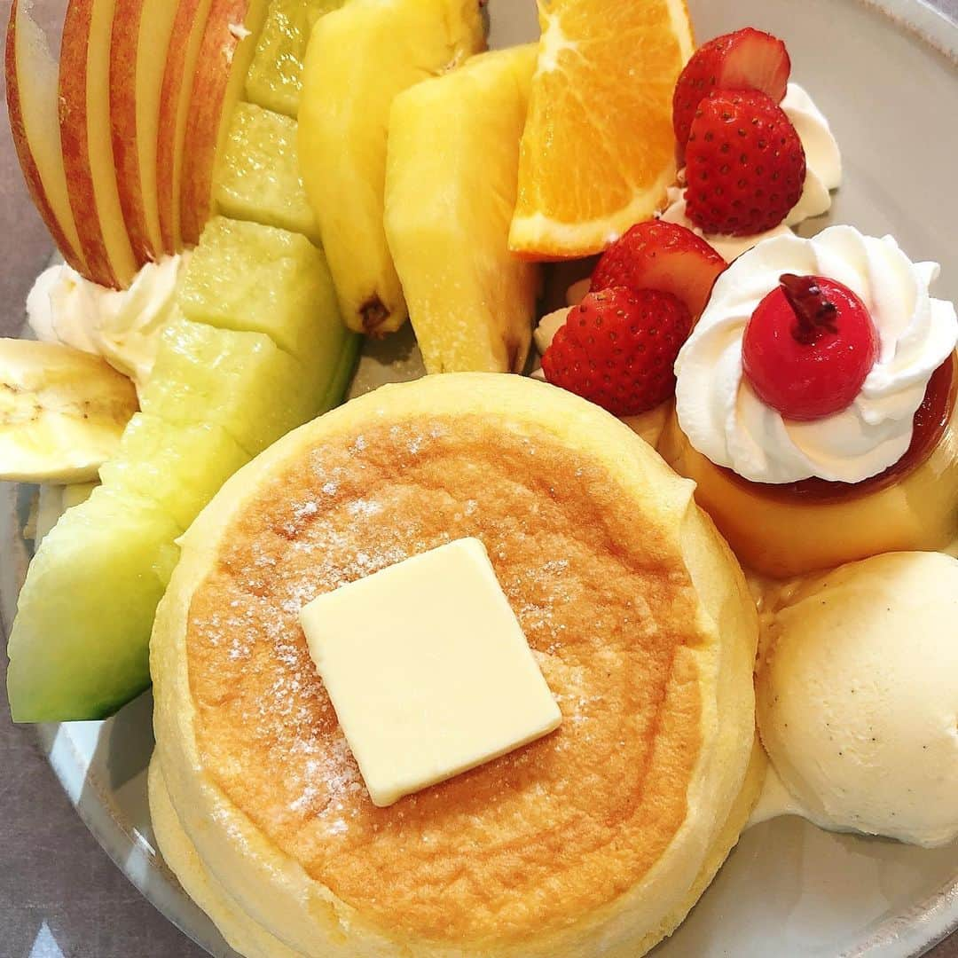 里井真由美さんのインスタグラム写真 - (里井真由美Instagram)「🍮🥞🍓 プリン アラモード パンケーキ ・ ・ 定番スイーツの掛け合わせって、テンションあがる〜❤️ プリンはややかため♪ ぷるぷるパンケーキ🥞 ・ ・ #パンケーキ#プリンアラモード#いちご#フリッパーズ #自由が丘#スイーツ  #栗#和栗#栗スイーツ#モンブラン#モンブラン巡り#和栗のモンブラン#フランス栗 #里井真由美 #さといいね#栗スイーツ#デパ地下#ホテルスイーツ#デパ地下スイーツ#ホテル#ありが糖運動#まゆログ#フードジャーナリスト里井真由美」2月13日 18時07分 - mayumi.satoi