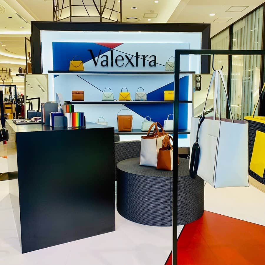 のインスタグラム：「VALEXTRA POP UP STORE Until 2/18 At 1F Promotion Space12 詳しくはプロフィールURLをチェック！ #Hankyu #HANKYUMODE #umedahankyu #阪急うめだ本店 #うめだ阪急 #阪急百貨店 #osaka #umeda #mode #VALEXTRA #ヴァレクストラ #K-val #ケーヴァル #バケットバッグ #トートバッグ #bag #バッグ #アイコンバッグ」