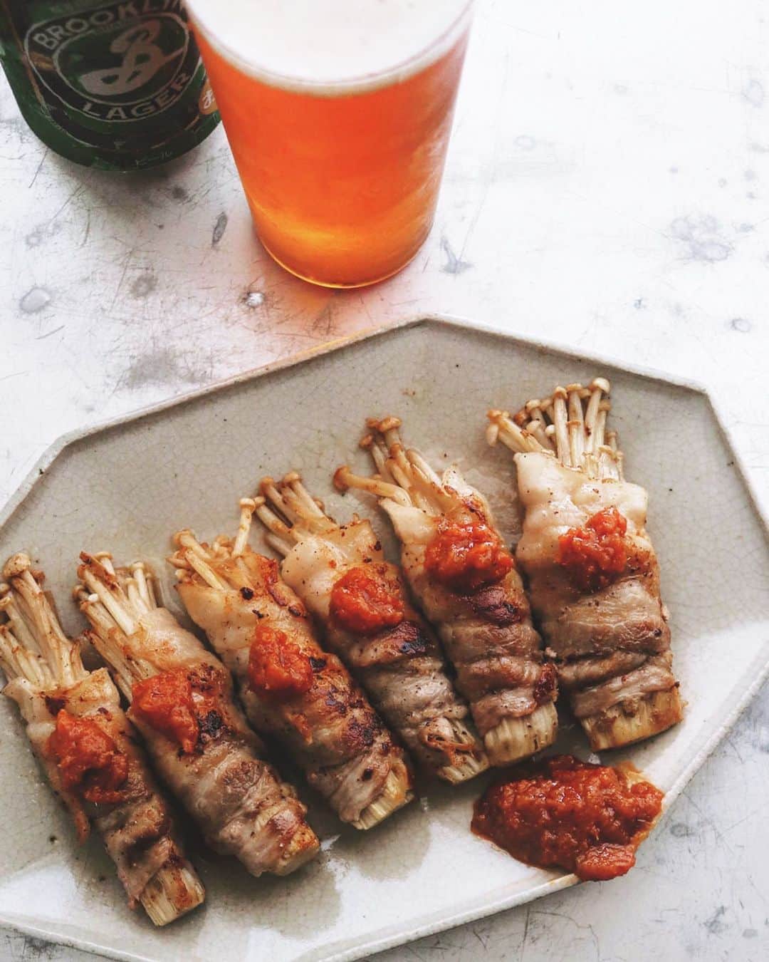 のインスタグラム：「enoki nikumaki . 今夜はエノキ肉巻き、 味付けはラブパクで。 ＆クラフトなビール🍺 . ここだけの話ですが、 ラブパク小さじ１で、 ただただそれだけで、 ビール１缶いけます。 👉 @lovepakusauce . . . . #肉巻き #えのき #エノキ #えのき茸 #えのき肉巻き #lovepaku #ラブパク #ラブパク食堂 #エスニック #万能調味料 #新定番 #新感覚 #相性抜群 #絶対美味しいやつ #ブルックリンブルワリー #ブルックリンラガー #brooklynbrewery #enokimushroom #nikumaki #lovepakcheesauce」
