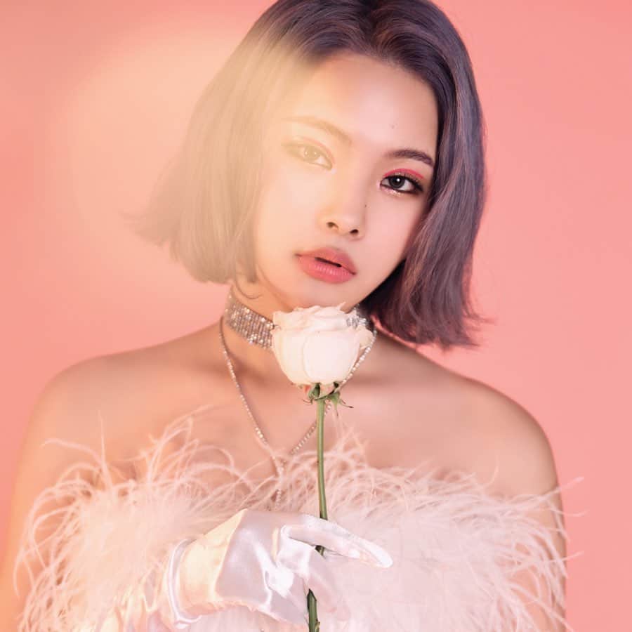 Weki Mekiのインスタグラム：「WEKI MEKI DIGITAL SINGLE ALBUM [DAZZLE DAZZLE] . ✨CONCEPT PHOTO - DAZZLING FUNERAL ✨ ✨ALBUM RELEASE 2020.02.20 6PM ✨ . #WEKIMEKI #위키미키 #DAZZLEDAZZLE #대즐대즐」