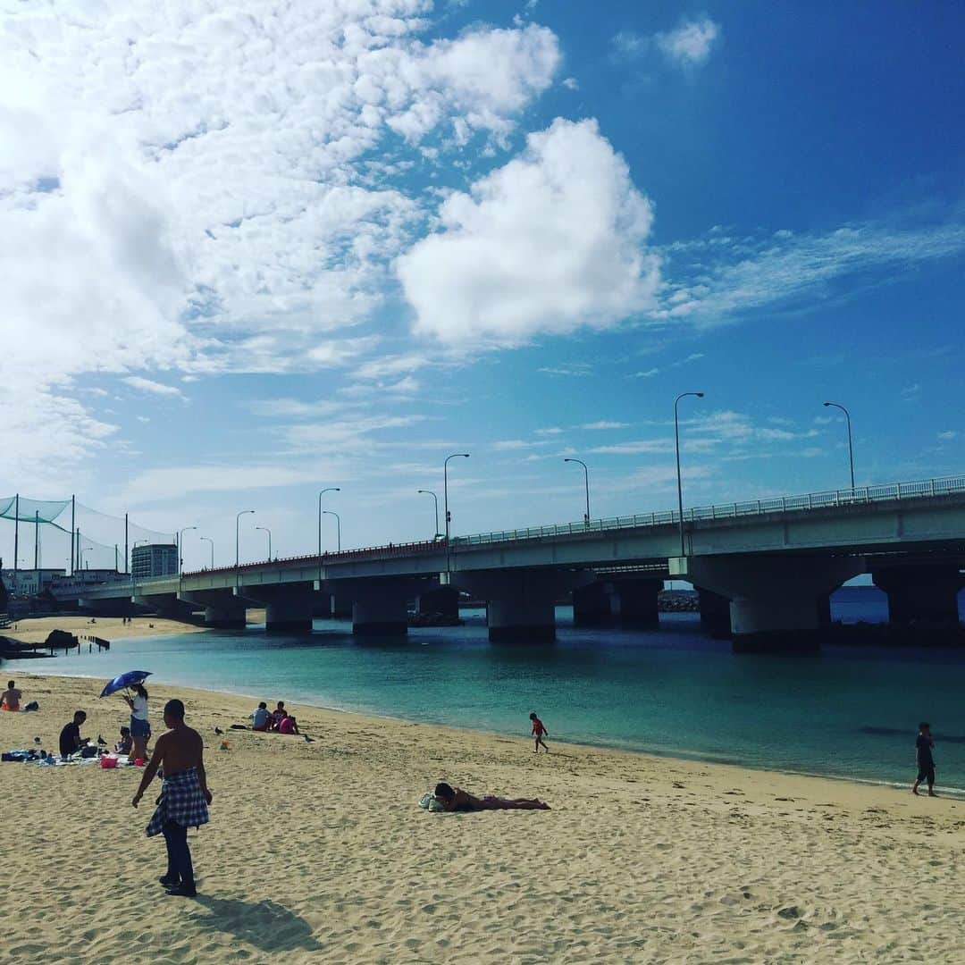 多賀公人さんのインスタグラム写真 - (多賀公人Instagram)「沖縄は夏のよう。気温26度。ビーチでは泳いでるし。とにかく暑い。夕方やっと涼しい風が。大好きなうなりざきの、サーターアンダギー食べて頑張るさ〜‼️ #沖縄 #海 #ocean #business #trip  #summer #love #happy #blue #sky  #photography #波上宮 #多賀公人 #アナウンサー #ユイコミュニケーションラボ」2月13日 18時04分 - kimito_taga