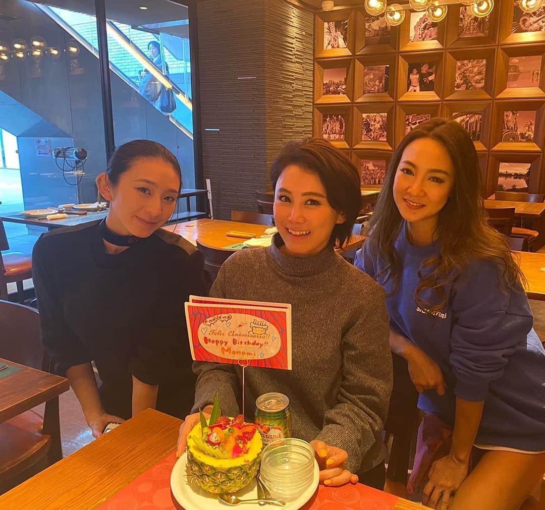 DJ JUICYのインスタグラム：「久しぶりに3人でLunch🍗😊😊😊 Happy Birthday @manamiaisaka 🎂💖 👉６年前の私達👯‍♀️📸 うん、落ち着いたね☺️☺️✨✨ いつもありがとう😚🙏✨ #friend#birthday#girltalk」