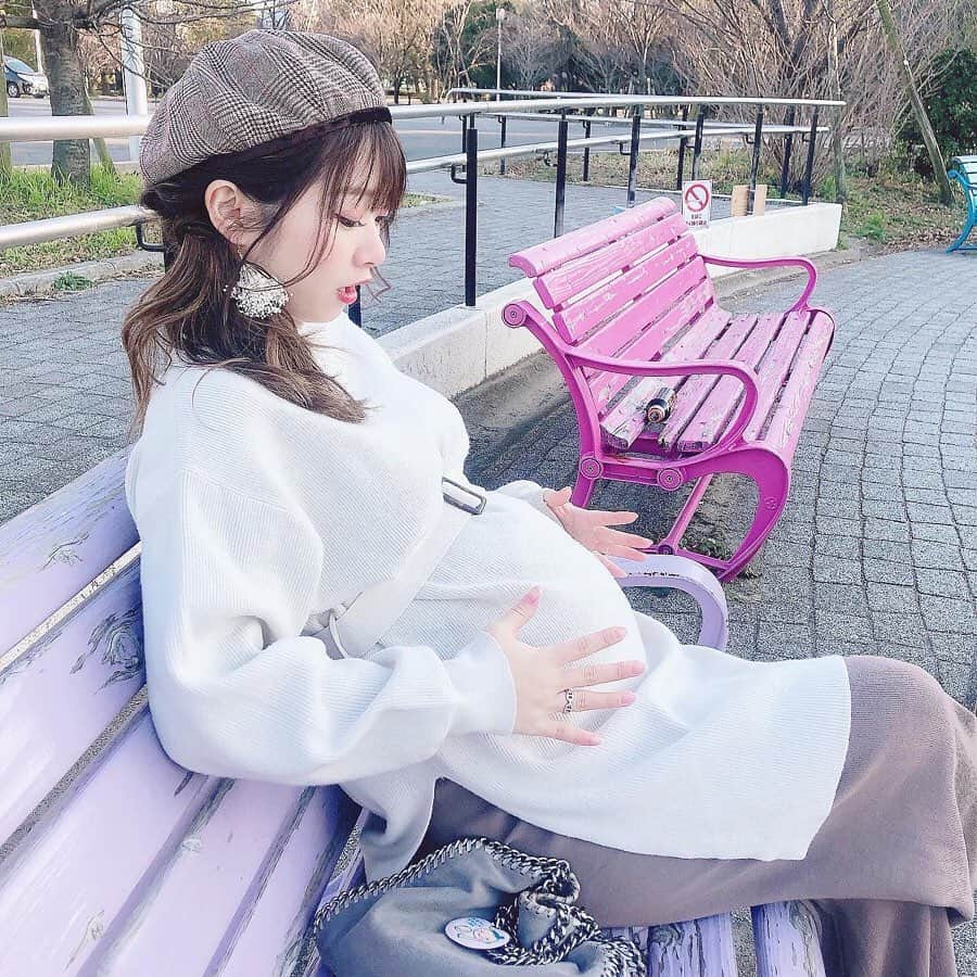 伊藤りかさんのインスタグラム写真 - (伊藤りかInstagram)「． 前から見るとそんなに分からないけど 横から見ると、ドドーンっ。。❤︎ お腹と一緒にお尻も大きくなるのが現実🙄！ * この日は、 @gu_global のニットに @grl_official のニットパンツでラフに🐘♡ (ニットパンツはウエストが ゴムと紐やから妊娠中も履けて助かってます◌) * #ギュギュギュ @gyugyugyu_lme に 新色のベージュが仲間入りしたよ。❤︎ これから薄着の季節になるから 下着写りしないベージュはかなり助かる🥺🌸 私も、早速ゲットしちゃいました◎ ちなみに私は妊娠前からMサイズを使ってます！ * #男の子ママ #ぱっつん前髪 #可愛い #ゆる巻き #男の子ベビー #ママコーデ #ニットコーデ #お散歩 #休日コーデ #お散歩コーデ #妊娠8ヶ月 #シースルーバング #妊婦 #妊婦コーデ  #マタニティライフ #マタニティ #マタニティコーデ #ジーユー #ジーユーコーデ #簡単アレンジ #pr #ootd #code  #fashion  #arrange  #gu #伊藤りか #snsクリエイター」2月13日 18時13分 - rrrika.i