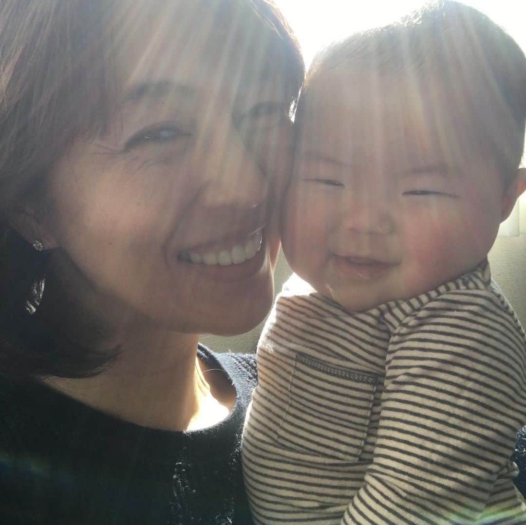 鈴木六夏さんのインスタグラム写真 - (鈴木六夏Instagram)「えー、つい最近産まれたと思っていたのに、懐かしい写真が出てきて赤ちゃん感にビックリ。  こんなスピードで大きくなっちゃってるなんて...！ 大切にしよう。毎日を。 #丸い　#🤣」2月13日 18時18分 - rikuka.62