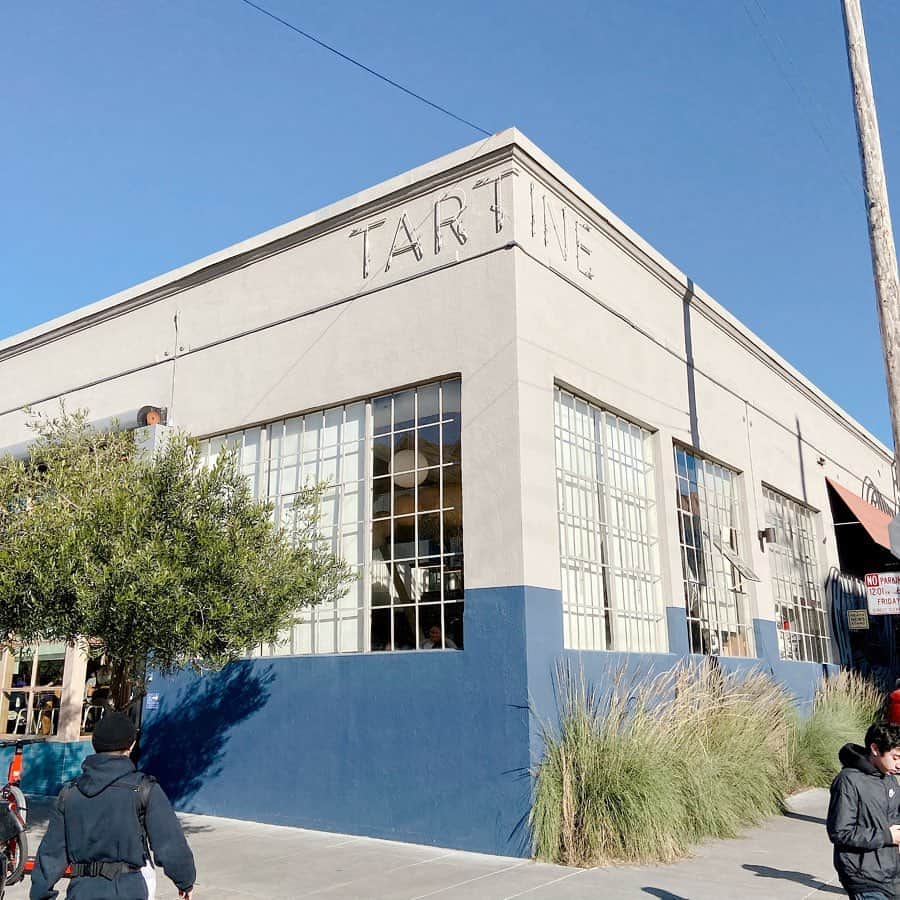 岸本セシルのインスタグラム：「Taltine Manufactory🥐  サンフランシスコで1番美味しいと言われているベーカリー🥴💛 天井高くて開放感のある店内✨  隣接された雑貨屋さんも素敵でした🌼 (何か買えば良かった😭) 昨日あげたnewhair好評で嬉しかった❤︎くるくるみんなすきなのね❤︎ #sanfrancisco」