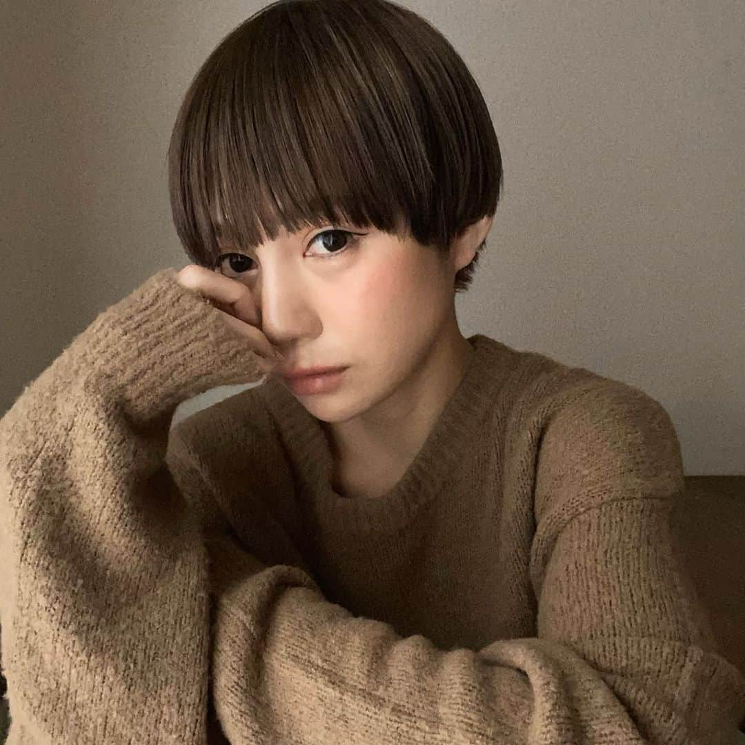 長谷川あやさんのインスタグラム写真 - (長谷川あやInstagram)「🟤🟤🟤#shorthair#shortcut#ショートヘア#ショートカット ・ ・ ・ 久しぶりにバツッとカット👧✌️ ・ cut @hosakaseiichi  color @miwa0119 いつもありがとうございます💛 ・ 写真は何もセットしていないもので サイドについてのDMが多かったので 2枚目以降に載せてあります👉 ・ カラーはブリーチしてからお任せで 『いい感じのベージュ』にしてもらいました✨笑」2月13日 18時30分 - ayasuke_0516