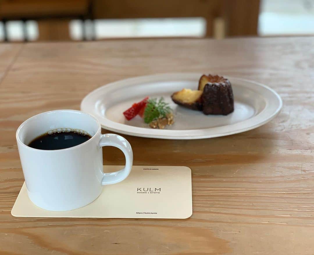 のインスタグラム：「山の家の帰りにひとやすみ☕️ 今日は暖かくて八重のチューリップが一気に開いた🌷」
