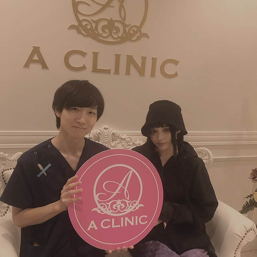 chiiiiiさんのインスタグラム写真 - (chiiiiiInstagram)「先日は(@a_clinic_ginza )さんで #シャネル注射　を受けてきました 施術中の痛みも無く 毛穴も引き締まってトーンアップした🥚 気になるところなど丁寧に聞きながら施術してくださったのでとても安心🦋🖤 担当は古谷先生(@dr.furutani )で す💋  #aclinic #aclinic銀座 #aクリニック#美容#小顔#美肌#美容外科#美容皮膚#美容クリニック#古谷哲也#水光注射#フィロルガ#aclinic横浜#エークリニック#ツヤ肌」2月13日 18時54分 - xchix328