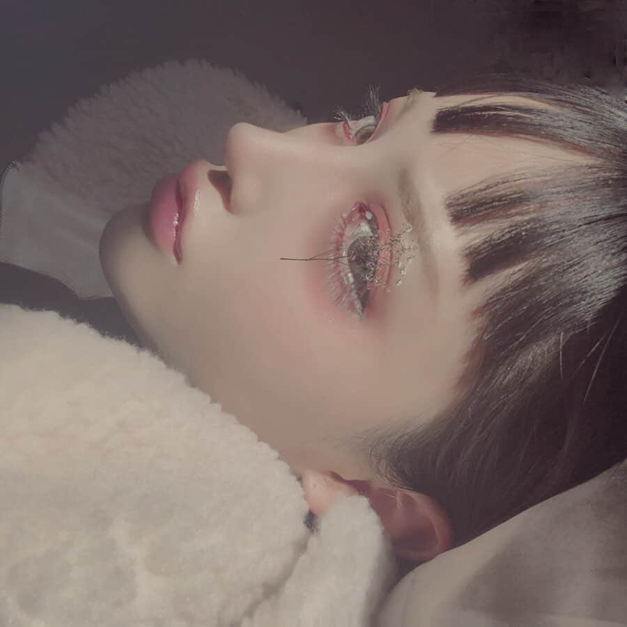 のインスタグラム：「先日は(@a_clinic_ginza )さんで #シャネル注射　を受けてきました 施術中の痛みも無く 毛穴も引き締まってトーンアップした🥚 気になるところなど丁寧に聞きながら施術してくださったのでとても安心🦋🖤 担当は古谷先生(@dr.furutani )で す💋  #aclinic #aclinic銀座 #aクリニック#美容#小顔#美肌#美容外科#美容皮膚#美容クリニック#古谷哲也#水光注射#フィロルガ#aclinic横浜#エークリニック#ツヤ肌」