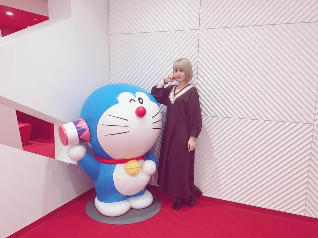 吉田有里のインスタグラム：「お洋服の写真が溜まっている！﻿ いつぞやのワンピースとドラちゃん。﻿ ﻿ 昨年着た服の中でトップ3に入るくらい﻿ 気に入っている服です🙌﻿ ビターチョコレートみたいな色…🍫﻿ 形も綺麗！﻿ ロングワンピース大好きだ〜〜 ﻿ #よしだふく #ootd #fashion #beautifulpeople」